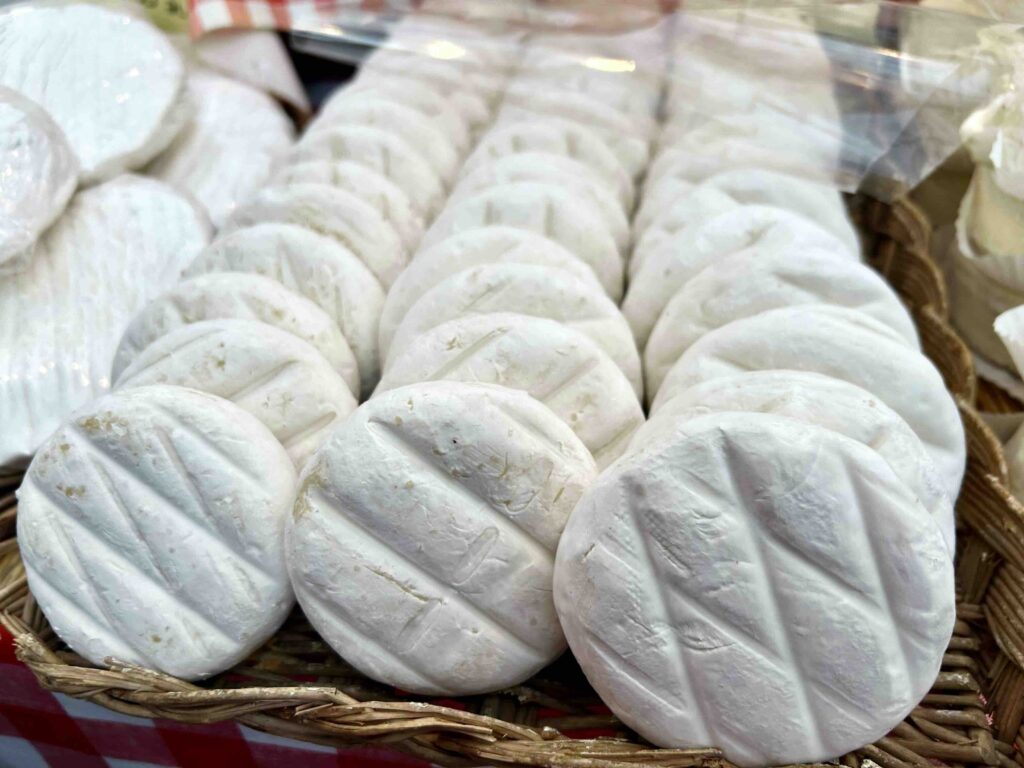 Tomini da cuocere in cesto di vimini rustico