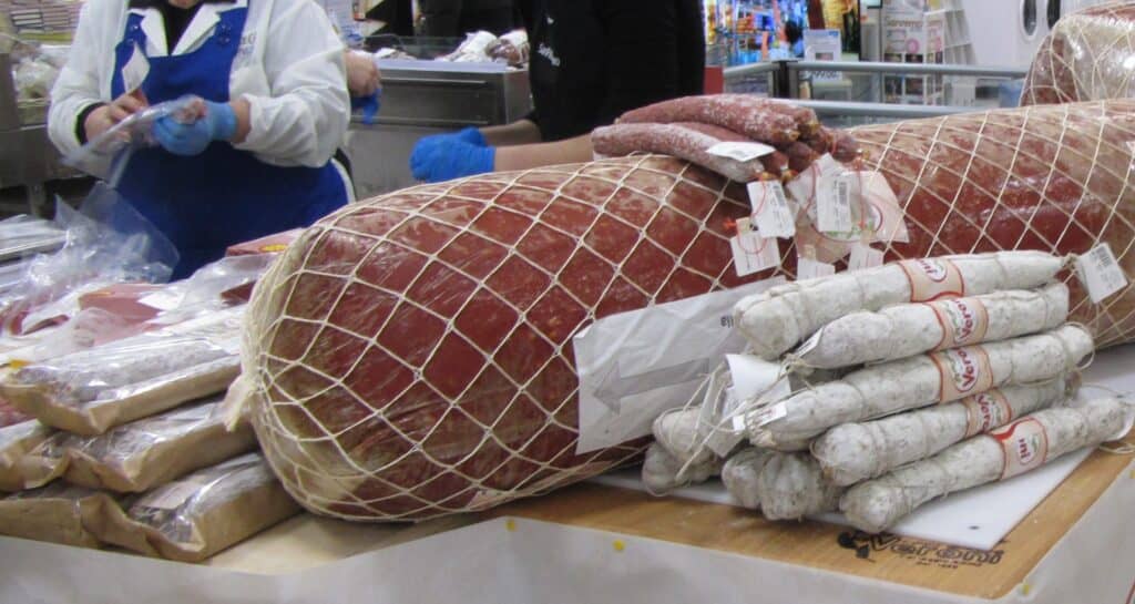 Mortadella Bologna IGP esposta al banco salumi
