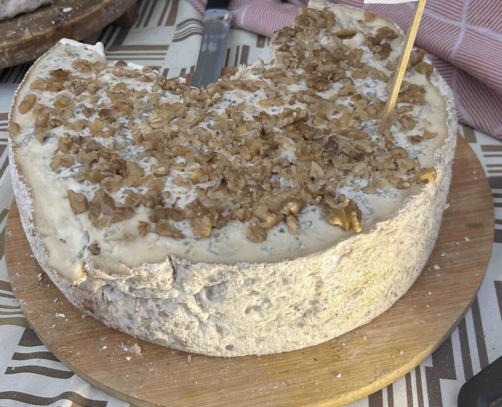 Gorgonzola DOP con noci tritate in superficie