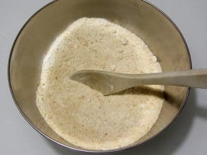 Amalgama gli ingredienti secchi dei passatelli