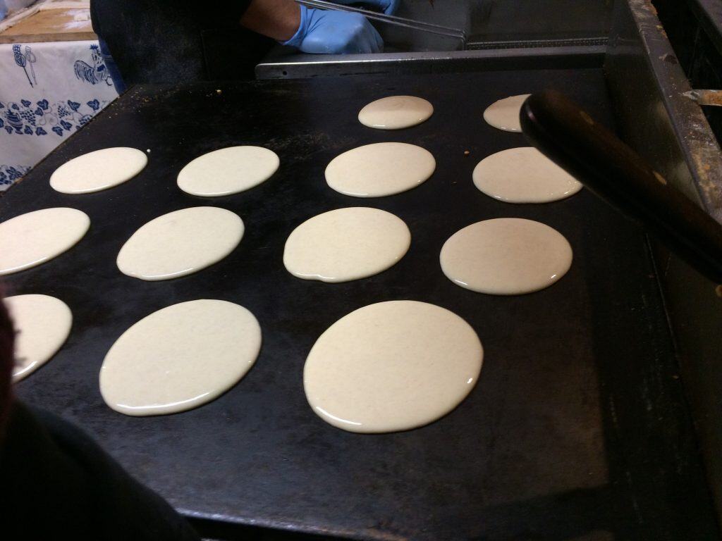 Impasto delle cantarelle crude versato sul testo romagnolo, prima della cottura