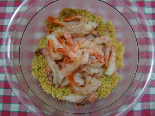 Gamberi sgusciati crudi nella panatura tipica romagnola