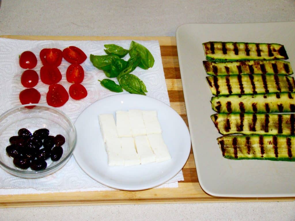 Ingredienti degli involtini di zucchine grigliate