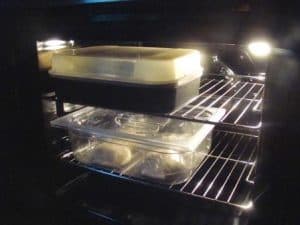 L'impasto della pizza messo a lievitare nel forno spento