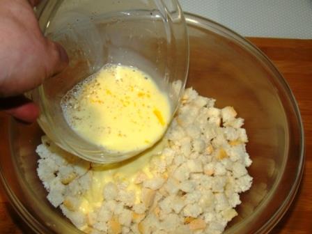 Miscela di latte e uova per canederli