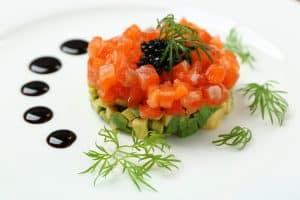 Tartare di salmone marinato e avocado