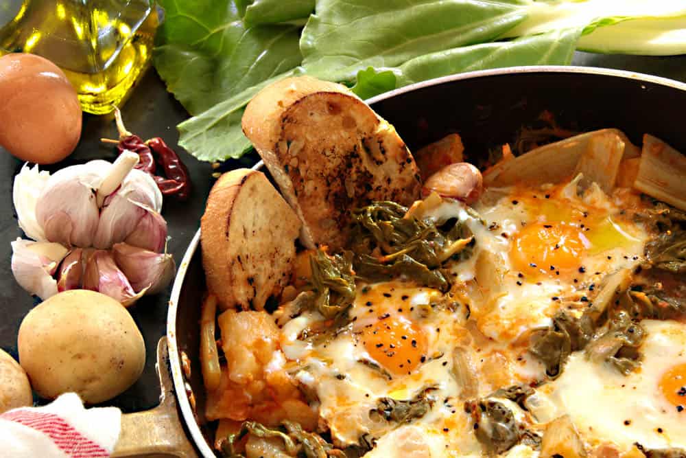 Acquacotta maremmana servita in ciotola rustica con pane toscano tostato, verdure di stagione e uovo in camicia, tipica zuppa povera della cucina toscana