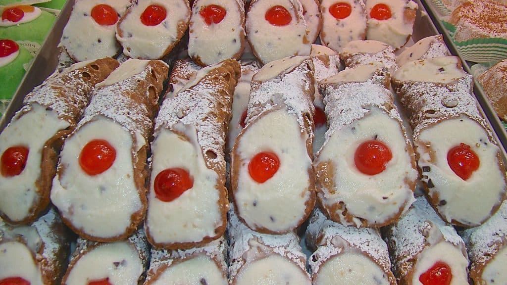Cannoli siciliani farciti con ricotta zuccherata, decorati con ciliegina