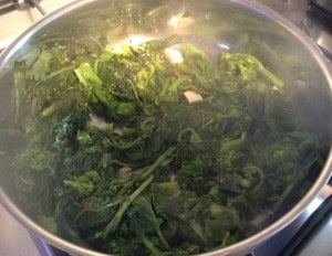 Fave e cicoria in cottura