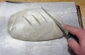 Incisioni sulla pagnotta prima della cottura