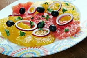 Insalata di arance siciliana con cipolla rossa, olive nere e prezzemolo.