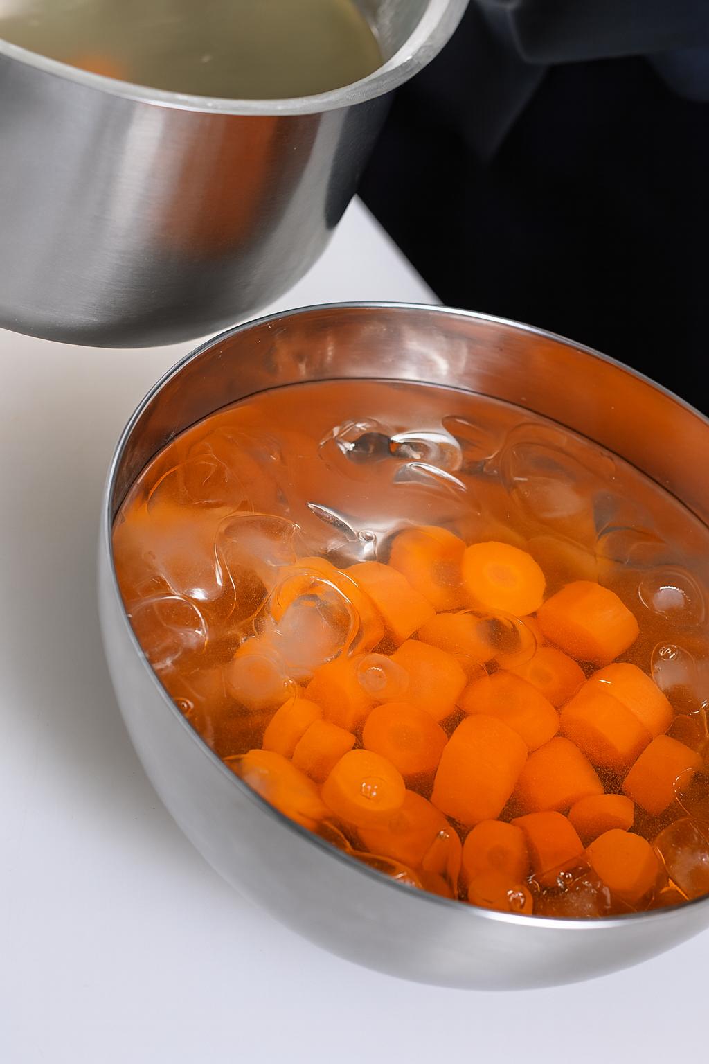 Raffreddamento in acqua e ghiaccio per fissare il colore