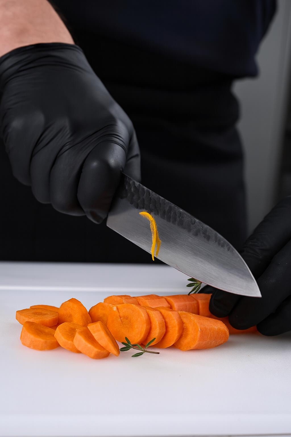 Taglio delle carote a rondelle regolari