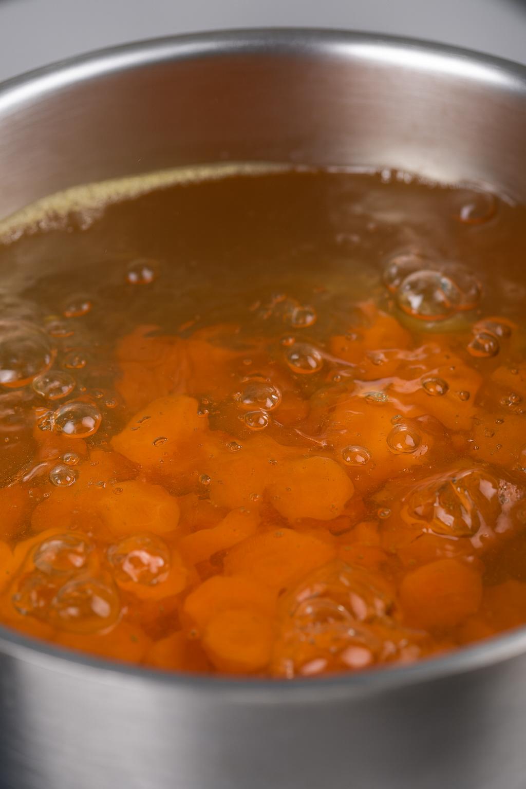 Cottura delle carote in acqua bollente