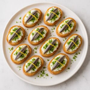 Crostini burrata e alici con briciola verde al prezzemolo e zeste di limone, antipasto gourmet facile