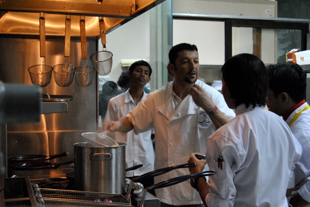 Chef durante una sessione di formazione in cucina professionale