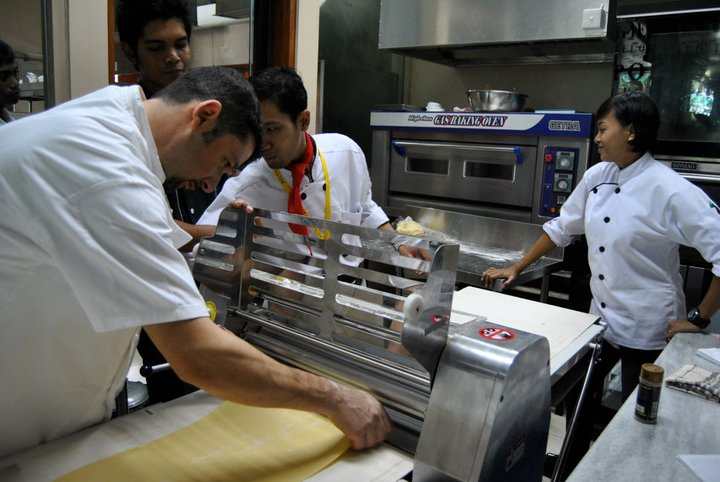 Preparazione della pasta fresca con rullo in laboratorio
