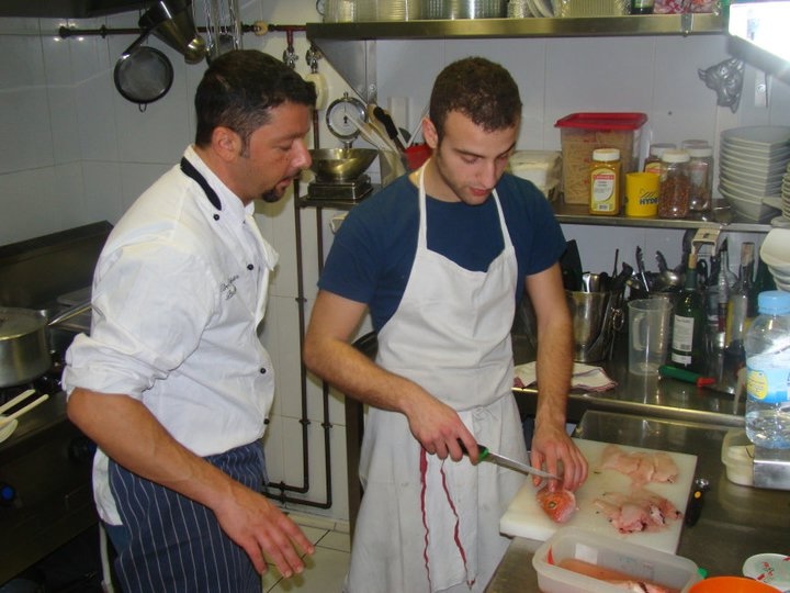 Lezione di taglio del pesce in cucina professionale