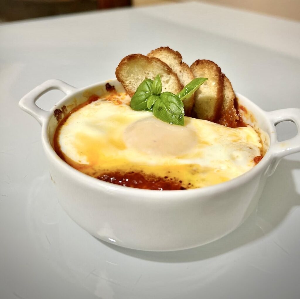 Ova ’mpriatorio (Uova in purgatorio): il piatto sciue’ sciue’ della nonna napoletana