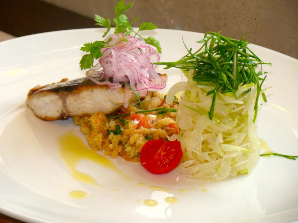 Trancio di ricciola in CBT con cous cous di frisella all'acqua di pomodoro e finocchi croccanti