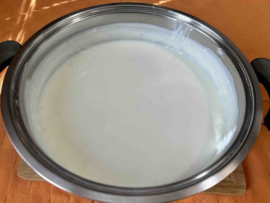 Besciamella morbida e liscia in casseruola.