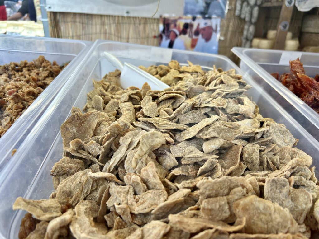 Ciccioli morbidi emiliani dorati in vassoio, tipici di Bologna e Ferrara