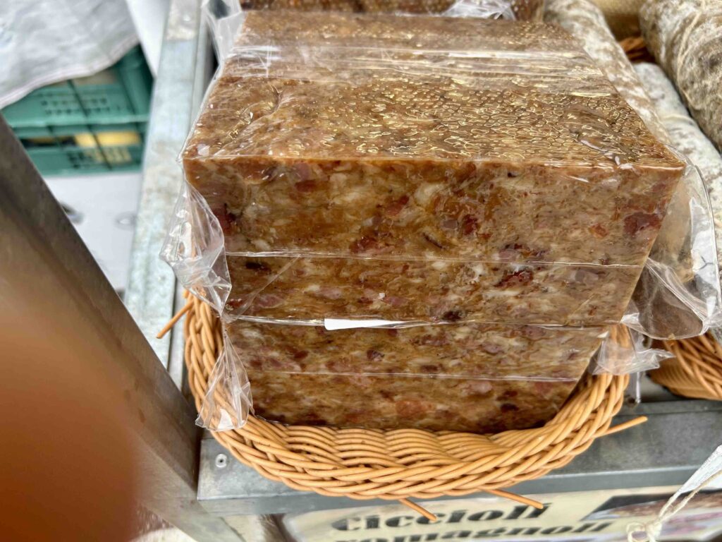 Blocchi di ciccioli pressati emiliani confezionati in fette compatte tipiche del Reggiano