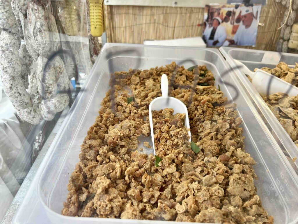 Vassoio con ciccioli bricioloni emiliani croccanti, dorati e profumati, tipici della tradizione modenese e parmense