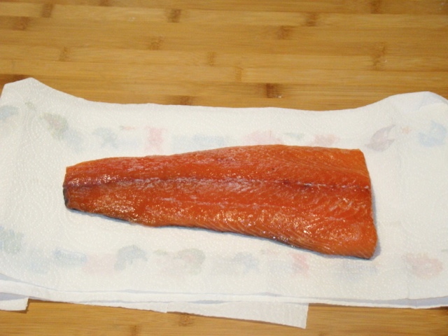 Filetto di salmone marinato a secco, caramellizzato e pronto per essere lavato