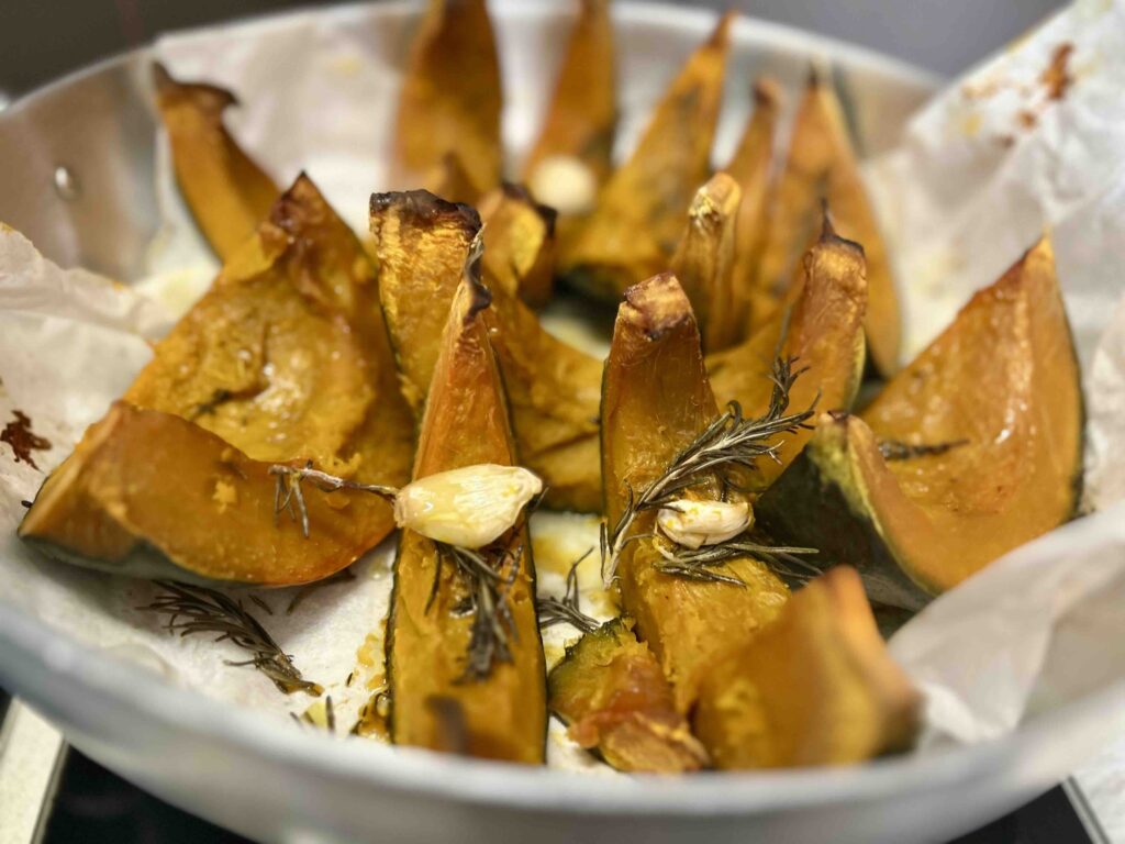 Zucca cotta al forno con rosmarino e aglio, morbida e dorata.