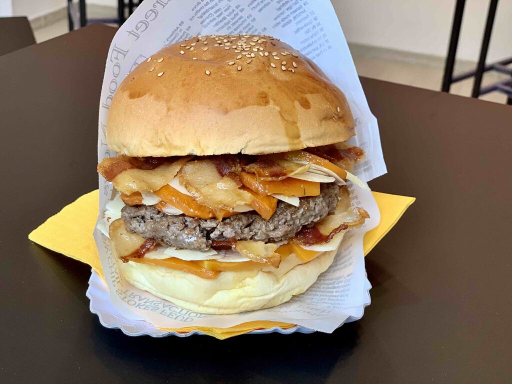 Hamburger gourmet con zucca sottovuoto, guanciale croccante e pecorino scoparolo