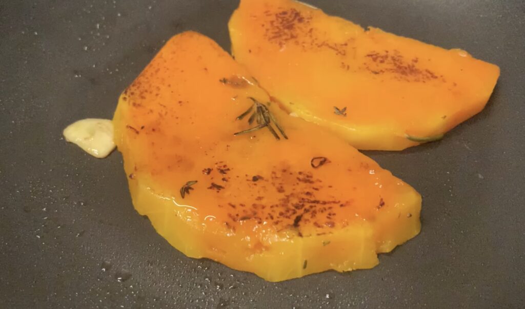 Fette di zucca cotta sottovuoto caramellate in padella
