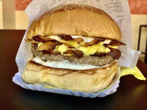 Carbonara Burger con svizzera di manzo, guanciale croccante, tuorlo cremoso e crema di pecorino al pepe nero