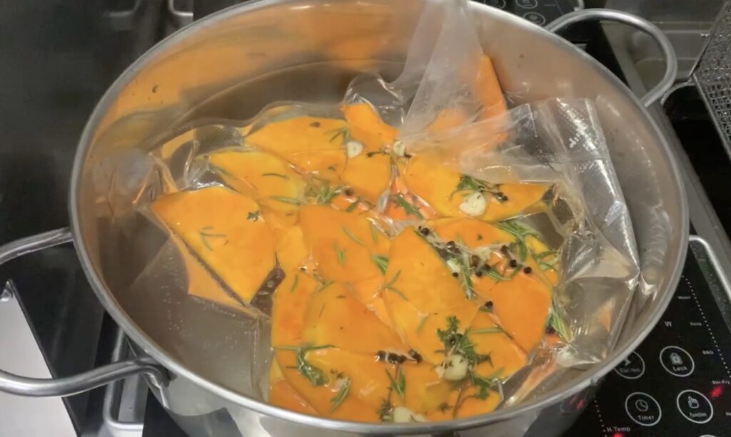 Cottura sottovuoto della zucca in pentola a bassa temperatura