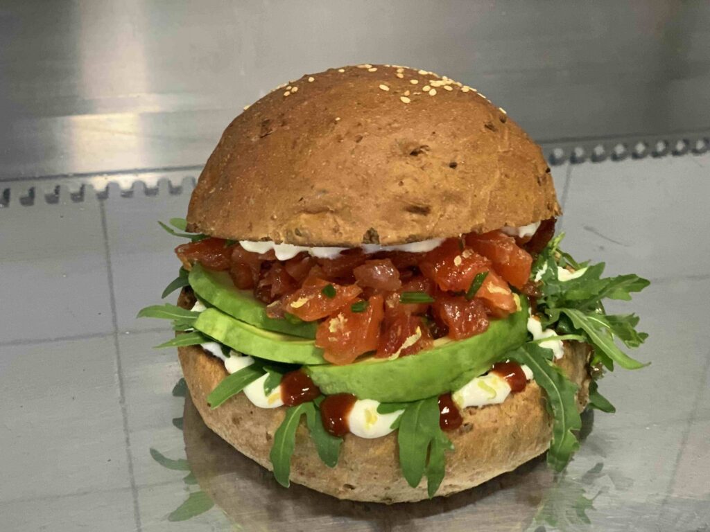 Hamburger gourmet al salmone marinato a secco con avocado, squacquerone al limone e salsa chili artigianale