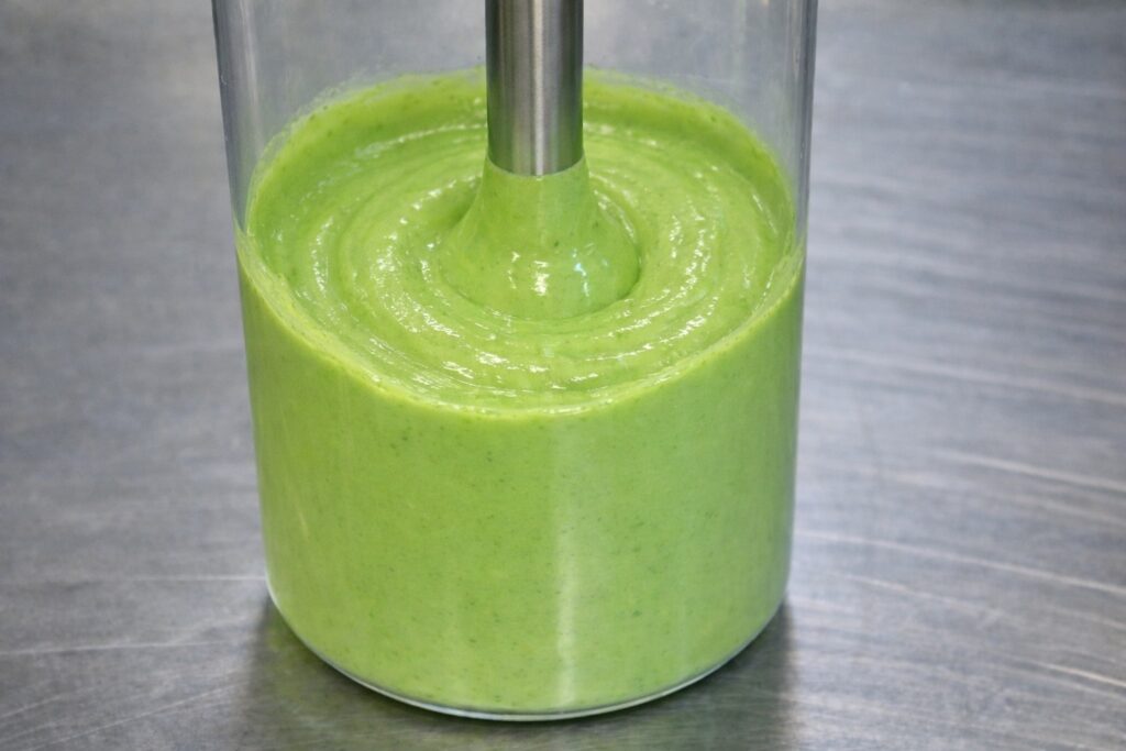 Maionese al basilico pronta, salsa verde brillante cremosa e senza uova