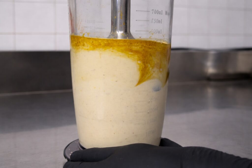 Maionese vegana al curry mentre prende struttura durante l’emulsione