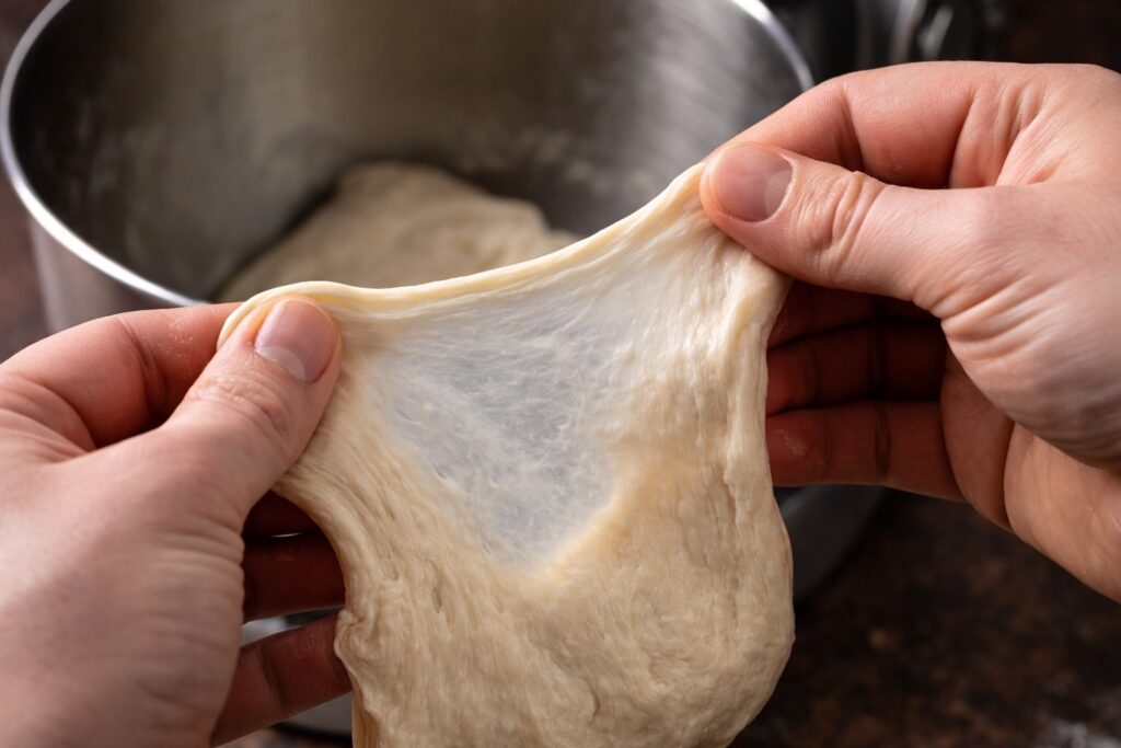 Test della maglia glutinica dell’impasto per bun da hamburger, elastico e ben sviluppato