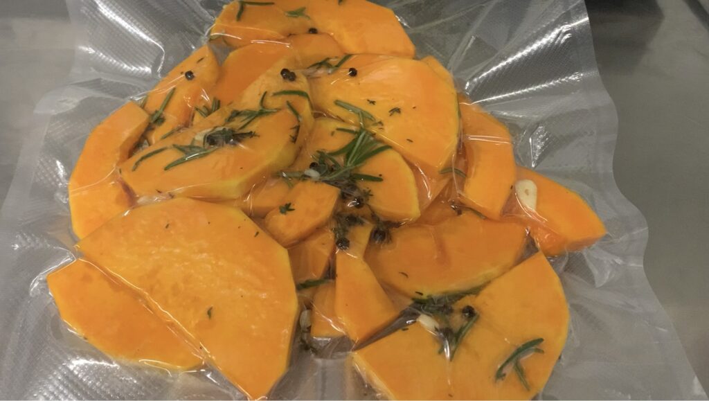 Fette di zucca butternut sottovuoto con rosmarino, aglio e spezie