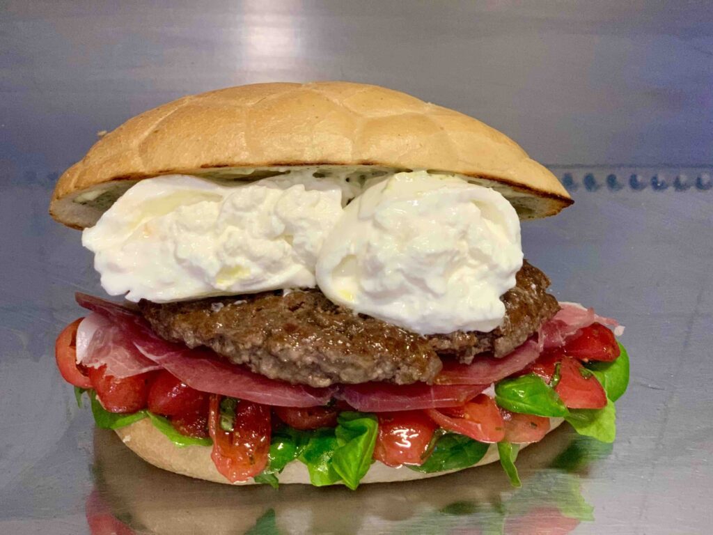 Hamburger di Chianina con burrata, crudo di Parma e maionese al basilico, Italo Burger gourmet