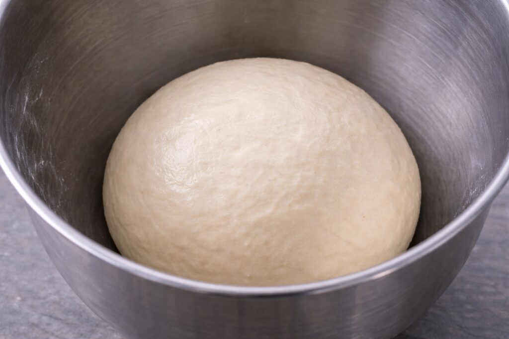 Impasto finale liscio ed elastico delle rosette con biga, pronto per la lievitazione