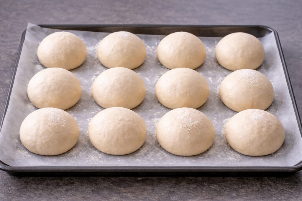 Palline di impasto per rosette con biga disposte su teglia infarinata prima della lievitazione